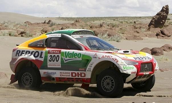 Auch Titelverteidiger Stéphane Peterhansel und sein Beifahrer Jean-Paul Cottret hatten gestern Schwierigkeiten und überschlugen sich mit ihrem Mitsubishi Racing Lancer. Foto: Auto-Reporter/Mitsubishi